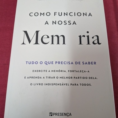 Capa de livro branco com título e texto em várias cores, sobre fundo vermelho