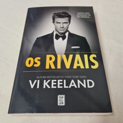 Capa do livro 'os RIVAIS' com imagem de homem de fato e texto promocional.