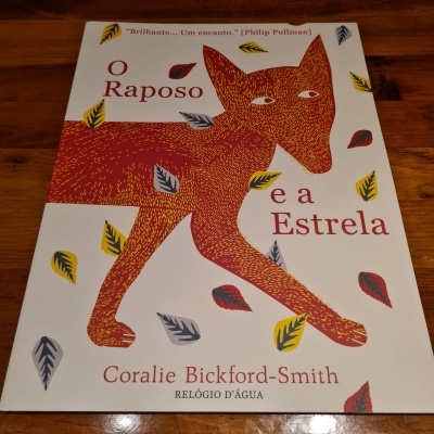 Capa de livro 'O Raposo e a Estrela' com ilustração de um raposo e folhas coloridas