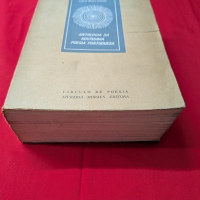 Livro de poesia com capa bege e etiqueta azul