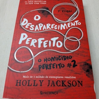 Capa de livro vermelho com texto branco e preto e corda estampada