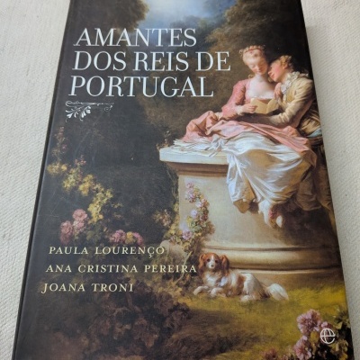 Capa de livro com título AMANTES DOS REIS DE PORTUGAL e ilustração de casal em pintura clássica com cão