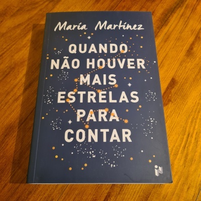Livro 'Quando Não Houver Mais Estrelas Para Contar' com capa azul escuro e estrelas douradas e brancas
