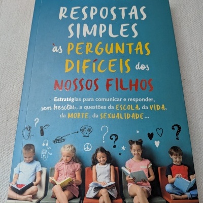 Capa de livro azul com cinco crianças sentadas a ler na parte inferior.