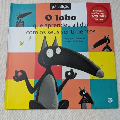 Capa de livro infantil colorida com ilustração de lobo e texto em português.