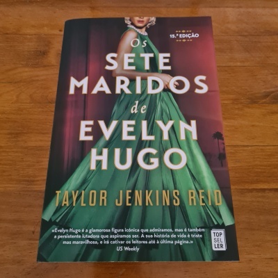 Capa de livro 'Os Sete Maridos de Evelyn Hugo' com imagem de mulher de vestido verde