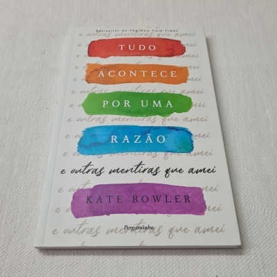 Capa do livro Tudo Acontece Por Uma Razão com faixas coloridas