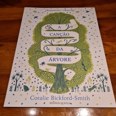 Capa de livro com ilustração de árvore verde e texto A CANÇÃO DA ÁRVORE