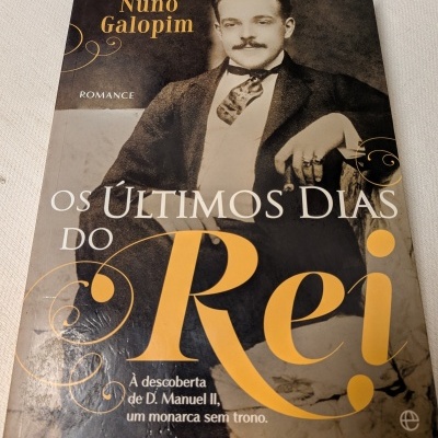 Capa do livro Os Últimos Dias do Rei com fotografia de homem