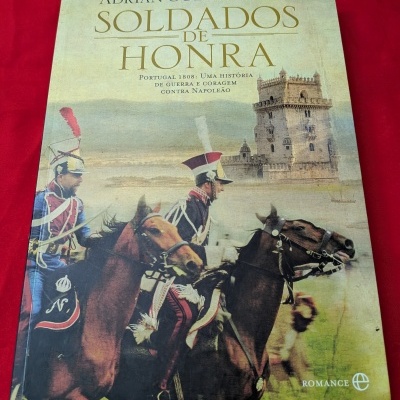 Capa do livro Soldados de Honra com ilustração de soldados a cavalo e Torre de Belém ao fundo