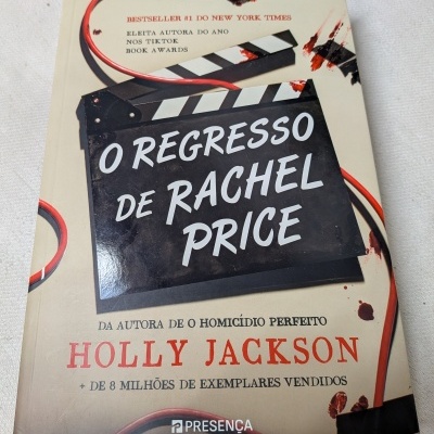 Capa de livro O REGRESSO DE RACHEL PRICE com gráfico de claquete e manchas vermelhas