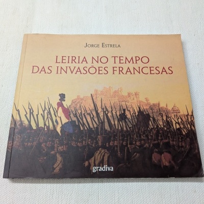 Capa de livro histórico com soldados e castelo