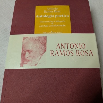 Capa de livro Antologia poética de António Ramos Rosa com faixa branca e texto em vermelho.
