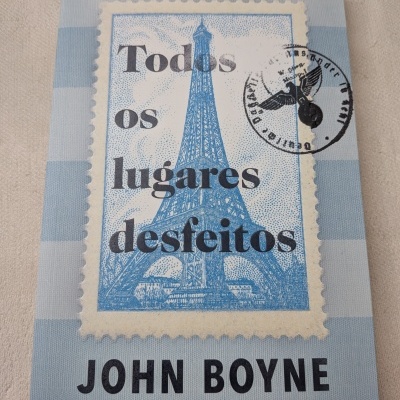 Capa do livro Todos os lugares desfeitos de John Boyne com ilustração estilizada da Torre Eiffel