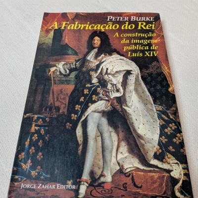 Capa de livro sobre Luís XIV com retrato do rei em trajes reais.