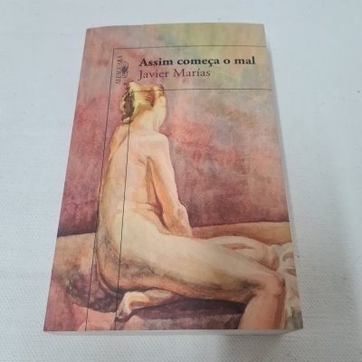 Livro 'Assim começa o mal' de Javier Marías com capa ilustrada de figura humana nua sentada de costas.
