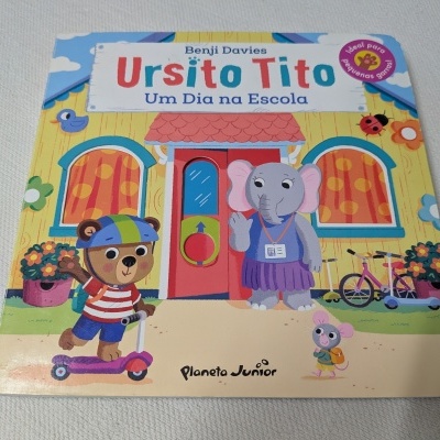 Capa do livro infantil Ursito Tito Um Dia na Escola com ilustração colorida de animais, texto em português