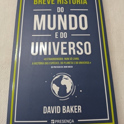 Livro de capa azul Breve História do Mundo e do Universo de David Baker