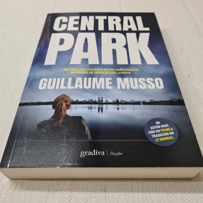 Capa do livro CENTRAL PARK de Guillaume Musso com imagem de pessoa junto a lago e texto promocional.