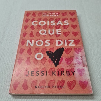 Livro rosa com corações vermelhos e título 'COISAS QUE NOS DIZ O', autora Jessi Kirby.