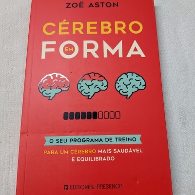 Capa vermelha do livro CÉREBRO EM FORMA de Zoë Aston com ilustrações de cérebros e texto promocional.