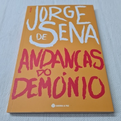 Capa de livro amarelo com título em vermelho e autor em branco