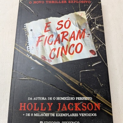 Capa de livro com design de vidro partido e nota de papel com texto vermelho