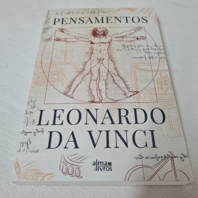 Capa de livro PENSAMENTOS LEONARDO DA VINCI com desenhos esboçados e fundo branco