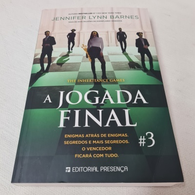 Capa do livro A Jogada Final, edição número 3, com quatro figuras humanas e padrão verde e preto.