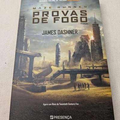 Capa do livro Provas de Fogo de James Dashner com um cenário pós-apocalíptico