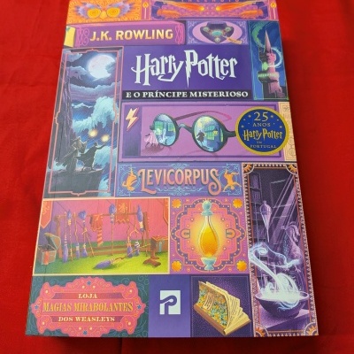 Capa do livro Harry Potter e o Príncipe Misterioso com ilustrações e texto em português