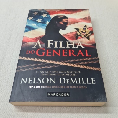 Livro 'A FILHA DO GENERAL' de Nelson DeMille com capa ilustrada