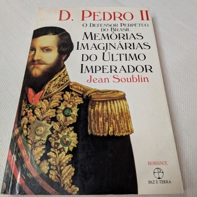 Capa de livro com retrato de D. Pedro II e texto em letras vermelhas e pretas