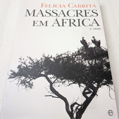 Capa do livro Massacres em África com imagem de árvore e abutres em fundo branco