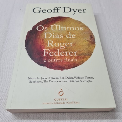 Capa do livro 'Os Últimos Dias de Roger Federer e outros finais' de Geoff Dyer com mancha castanha e vermelha.