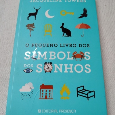 Capa de livro azul com ilustrações coloridas e título em letras maiúsculas
