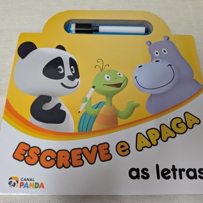 Livro infantil de capa dura para escrever e apagar letras com personagens de desenho animado e caneta.