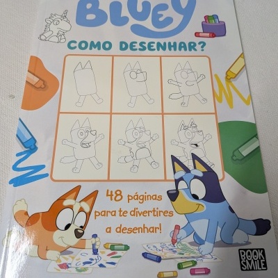 Capa de livro infantil Bluey Como Desenhar? com desenhos e personagens coloridas e texto explicativo.
