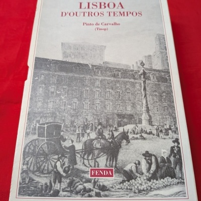 Capa de livro Lisboa dOutros Tempos com ilustração antiga em preto e branco e texto vermelho