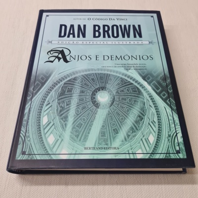 Livro de capa dura 'Anjos e Demónios' de Dan Brown com imagem da cúpula