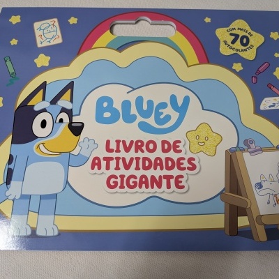 Livro de atividades gigante Bluey com desenho do personagem e texto em azul, vermelho e amarelo