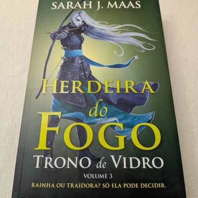 Capa do livro Herdeira do Fogo de Sarah J. Maas com personagem com arco em fundo verde