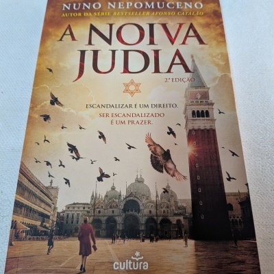 Capa do livro A NOIVA JUDIA com ilustração de praça histórica e pássaros voando