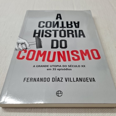 Capa de livro com título e imagem de mão segurando martelo em fundo cinzento