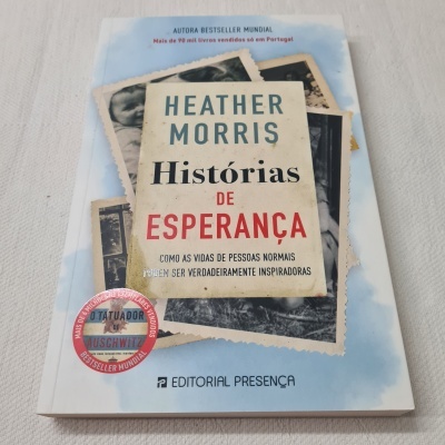 Capa do livro 'Histórias de Esperança' de Heather Morris com fotos antigas em fundo azul