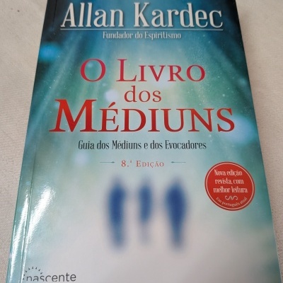 Capa do livro O LIVRO dos MÉDIUNS de Allan Kardec com selo de nova edição.