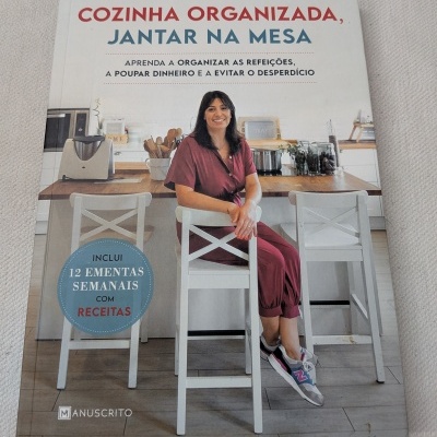 Capa de livro com autora e título sobre cozinha organizada e jantar na mesa