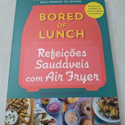 Capa de livro de receitas com título e imagens de pratos