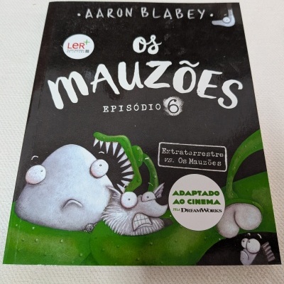 Capa do livro infantil Os Mauzões Episódio 6 com personagens caricatos e textos promocionais.