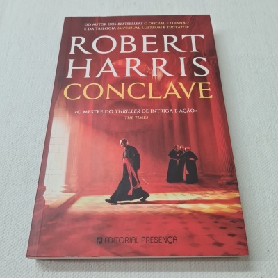 Capa do livro 'Conclave' de Robert Harris com figuras humanas vestindo hábitos pretos